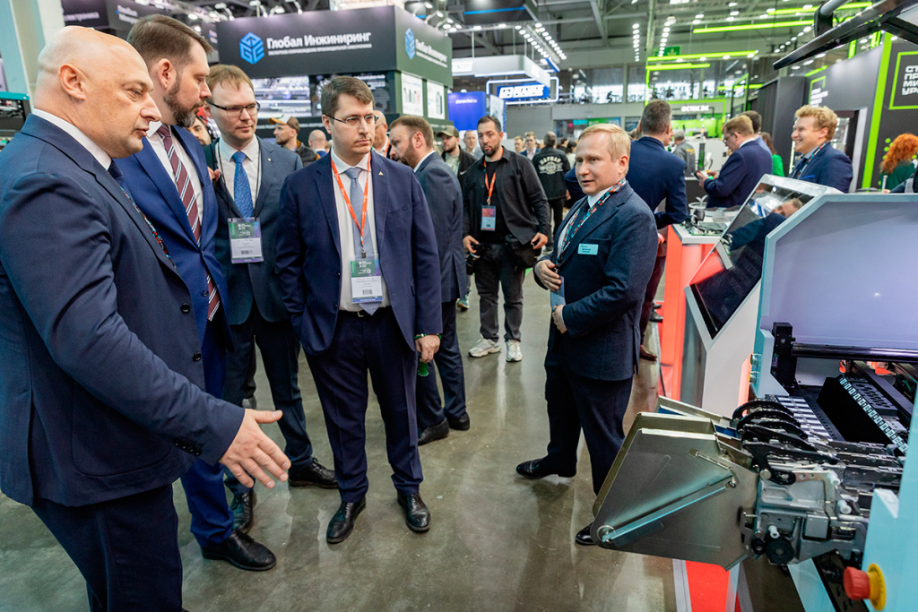 Стенд компании «Диполь» привлек внимание высокопоставленных гостей photo_4